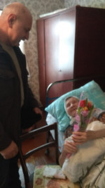 Депутаты поздравили с праздником 8 марта ветеранов