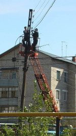 Продолжаются работы в селе Кудеевский по установке новых железобетонных опор